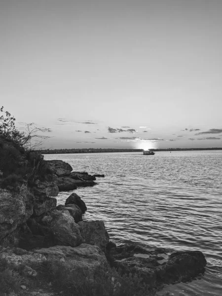 美しい夕日と海の背景を持つビーチは — ストック写真