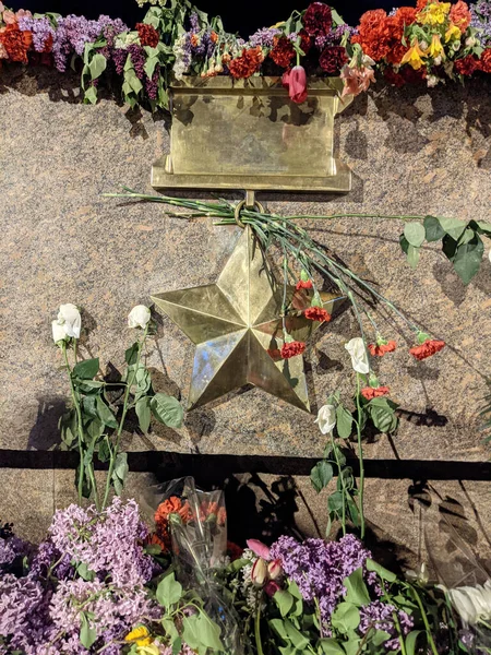 Kwiaty Pomniku Maja 2021 Roku Mikołajowie — Zdjęcie stockowe