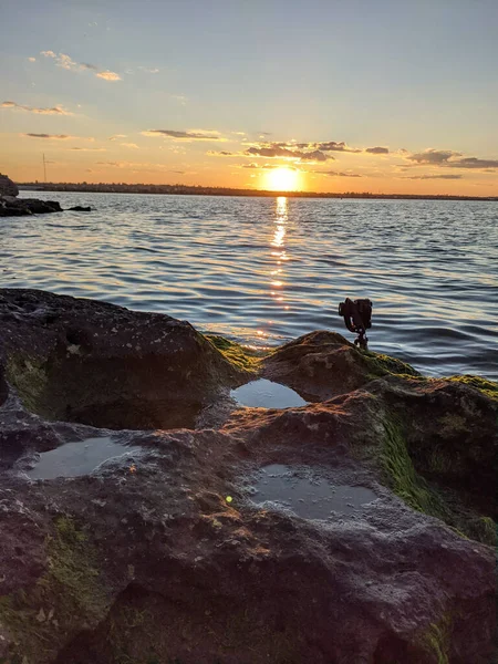 美しい夕日と海の背景を持つビーチは — ストック写真