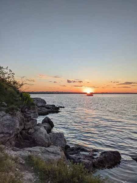 美しい夕日と海の背景を持つビーチは — ストック写真