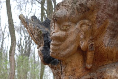 Parktaki bir adamın heykeli.