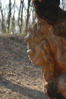 Bagaja kazınmış bir figürün yakın plan çekimi. 