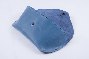 beyaz arkaplanda izole edilmiş deri gözlük kutusu