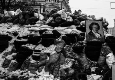 Ukrayna. Protestolar, devrim, sokakta barikat kuran çuvallar. 