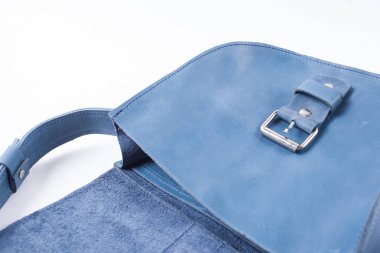 Beyaz arkaplanda izole edilmiş deri çanta