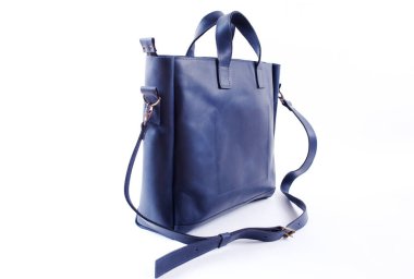 Beyaz arkaplanda izole edilmiş deri çanta