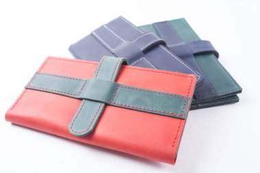 Beyaz arka planda izole edilmiş deri cüzdanlar