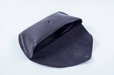 beyaz arkaplanda izole edilmiş deri gözlük kutusu