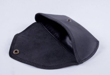 beyaz arkaplanda izole edilmiş deri gözlük kutusu