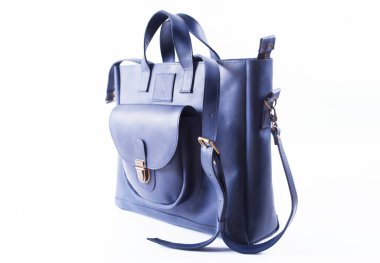 Beyaz arkaplanda izole edilmiş deri çanta