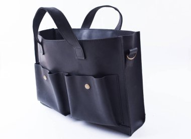 Beyaz arkaplanda izole edilmiş deri çanta