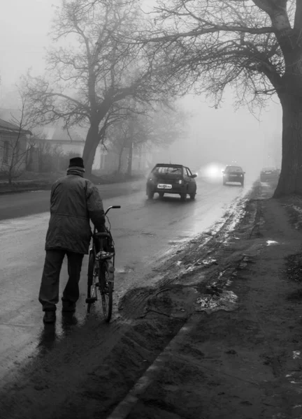 Uomo Con Bicicletta Sulla Strada Piedi — Foto Stock