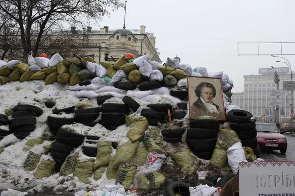 乌克兰语 在街上筑起路障的麻袋 — 图库照片
