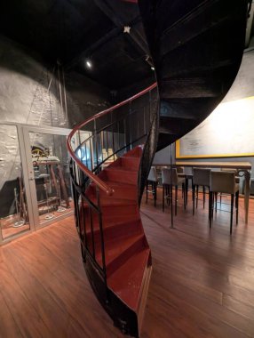 Modern spiral merdivenler çağdaş odada kırmızı adımlarla dönüyor..