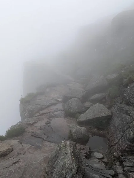 Güzel dağ manzarası ile sis