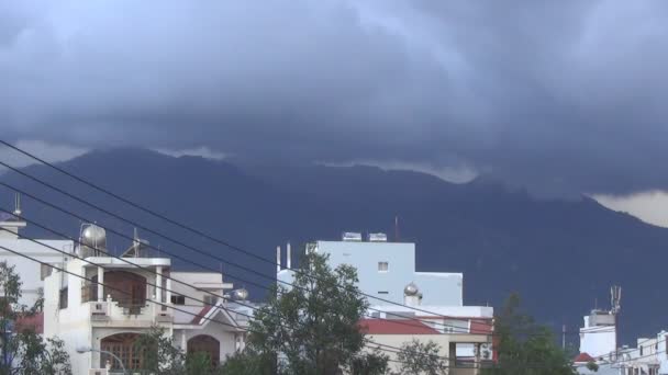 Fulmini colpisce nello stesso luogo tre volte durante il giorno in città. Nuvole sopra la montagna. temporale senza pioggia — Video Stock