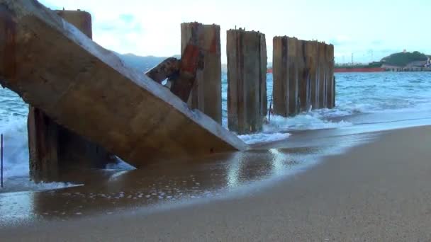 Tengeri ostromát. nagy hullámok a tengerparton van. hullámok feltörése betonozott. hullámokat bocsát ki a spray. — Stock videók