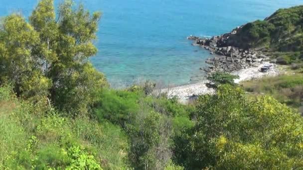 Praia deserta selvagem. mar azul sem ondas. Natureza selvagem. bela paisagem . — Vídeo de Stock