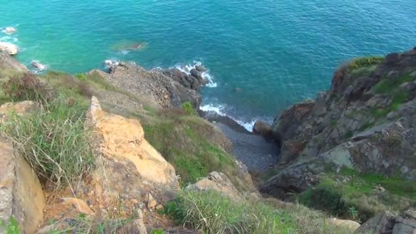 Blaues Meer mit Wellen. Wilde Natur. schöne Landschaft. Wellen rollten auf die Felsen — Stockvideo