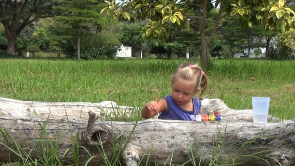 Meisje trekt foto met verf op hout — Stockvideo