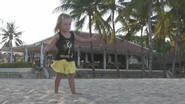 Petite fille dansant sur la plage — Video