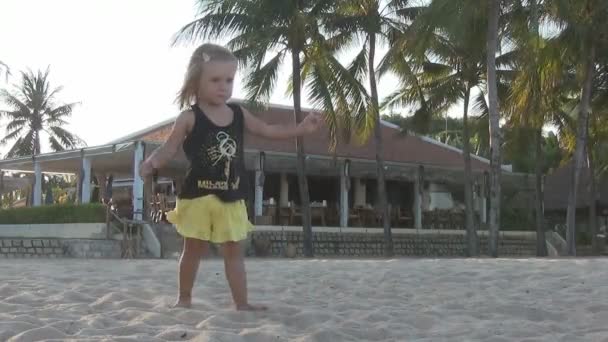 Niña bailando en la playa — Vídeo de stock