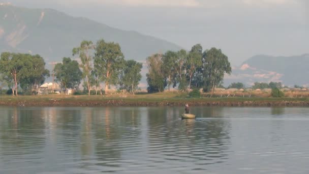 Невеликі вєтнамська круглі кошик човен пливе на річці. — стокове відео