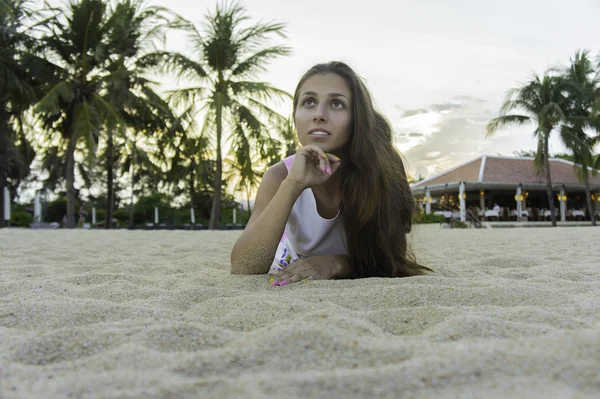 Девушка, сидящая в платье на пляже. закат. море . — стоковое фото
