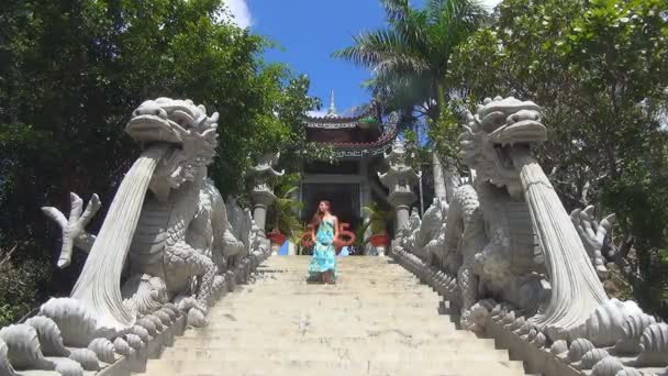 Дівчина піднімається по сходах. сходи прикрашені статуями драконів — стокове відео