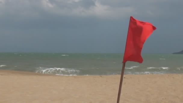 Empty red flag fluttering in the wind. sea strong waves. Tropics. Asia. — Stock Video