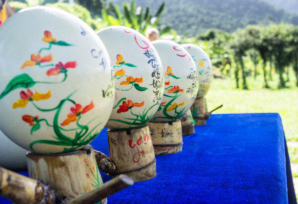 магазин подарков. раскрашенные страусиные яйца. Азия, Вьетнам. пожелания для яиц
.