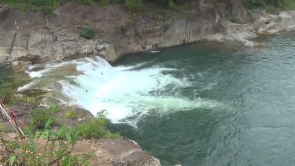 Yang baai waterval. Vietnam. zonnige dag. waterval rapids. water loopt naar beneden. — Stockvideo