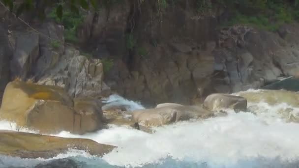 Yang Bay wodospad. Wietnam. słoneczny dzień. kaskady wodospadu. Woda spływa. — Wideo stockowe