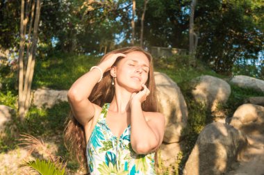 günbatımı üzerinde yeşil elbiseli güzel kız