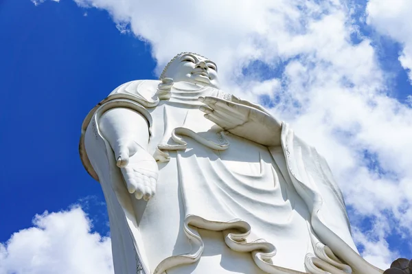 Stojící bílé Buddha na pozadí modré oblohy — Stock fotografie