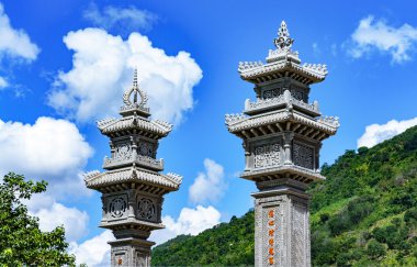 Mimari kapı Budist tapınağı Vietnam parçası. iki sütun.