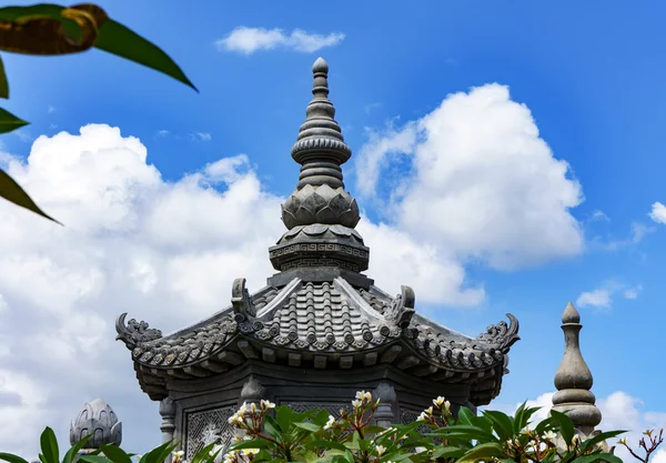 Cimetière uddhiste dynasties antiques au Vietnam. toit de la tombe — Photo