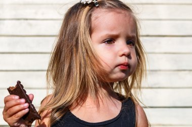 küçük kız lezzetli çikolata yiyor