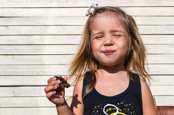 Kleines Mädchen isst leckere Schokolade — Stockfoto