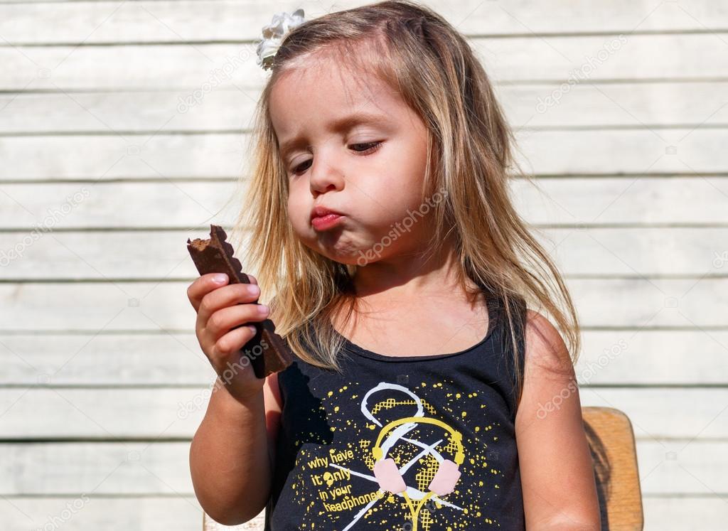 ребенок ест шоколад. дети и сладкое. конфеты детям. конфеты детям. гора конфет.