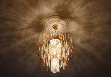 Crystal avize, tavan ışıkları, siyah gölgeler seçici odak