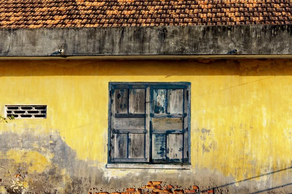eski boya ile pencere çerçevesi kırık.