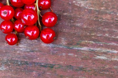 organik bahçe yukarıdan eski ahşap masa üzerinde çilek. Frenk üzümü