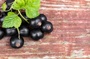 organik bahçe yukarıdan eski ahşap masa üzerinde çilek. Siyah frenk üzümü