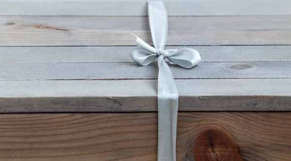 Confezione regalo su tavolo in legno — Foto Stock