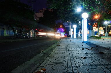 gece şehir trafiğinde, arabanın ışıkları hareket ile zoom etkisi bulanıklık.