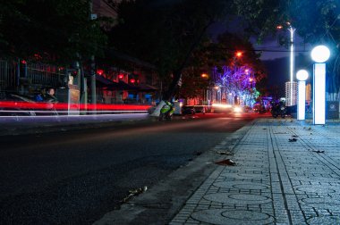 gece şehir trafiğinde, arabanın ışıkları hareket ile zoom etkisi bulanıklık.
