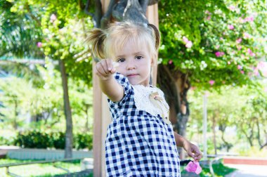 Yaz günü gülümseyen sevimli küçük kız