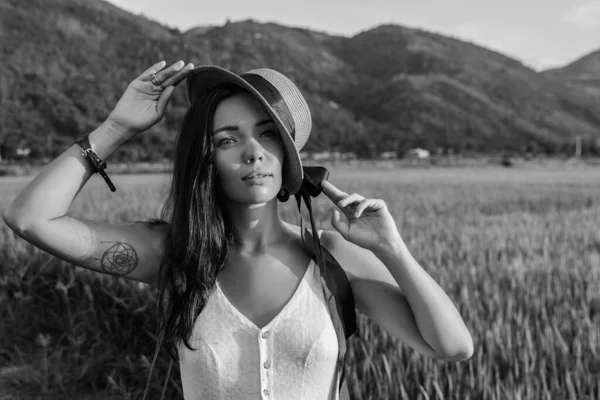 Retrato de moda en blanco y negro de dama desnuda con sombrero —  Fotos de Stock