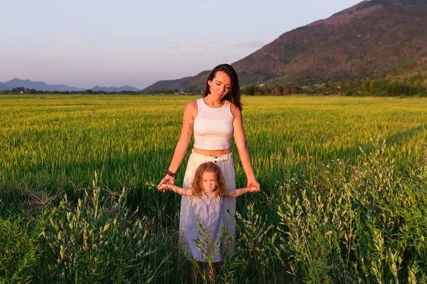 Jovem mãe e daugther jogar perto de campo de arroz, natureza, viajar — Fotografia de Stock